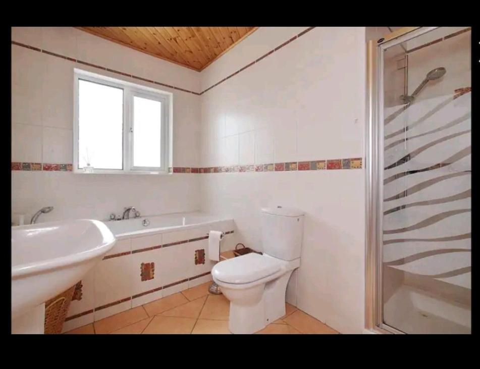 Scrabo View - King Bedroom With Private Bathroom Homestay