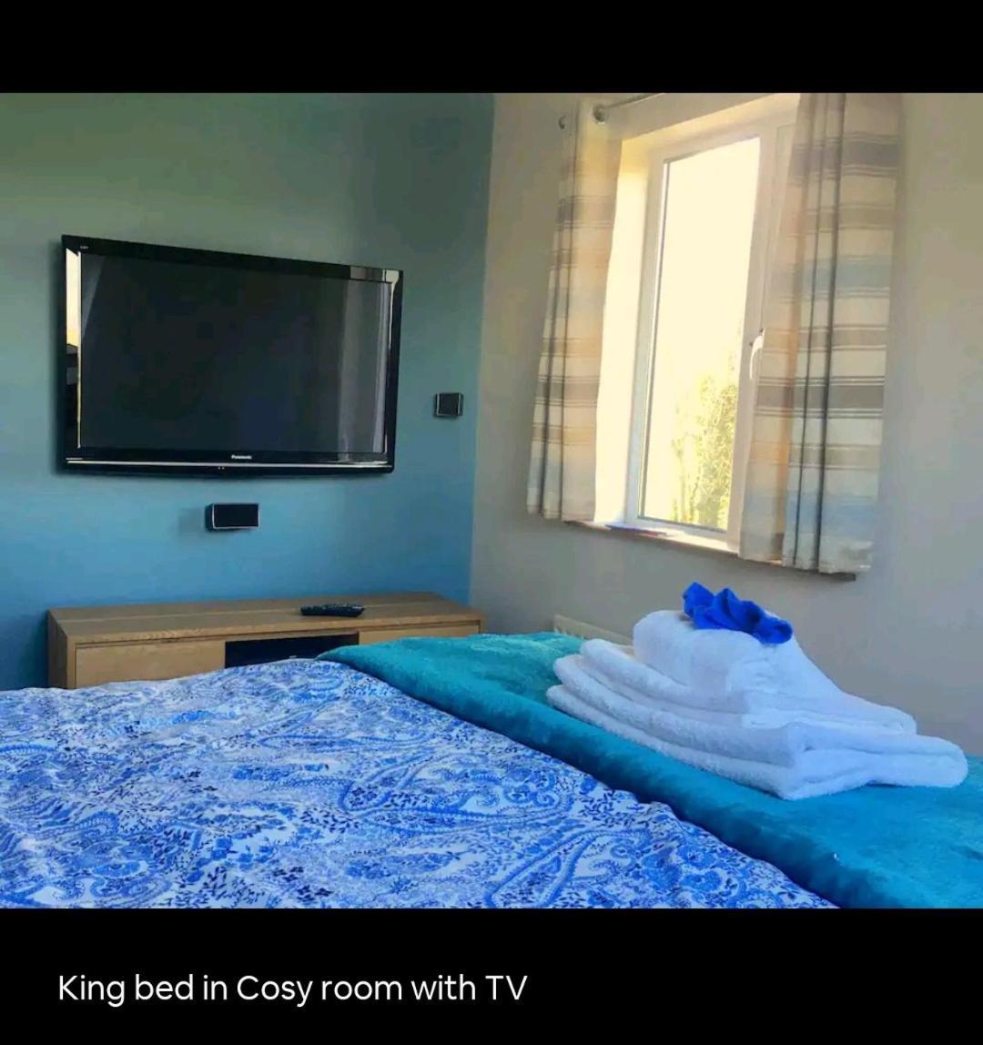 Homestay Scrabo View - King Bedroom With Private Bathroom